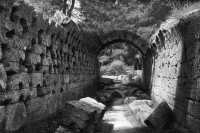 スタディオン、ギリシャ、オリンピアへの入り口、1937年。 作： Martin Hurlimann