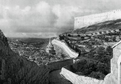 1937年のエルサレムの壁近くのユダヤ人の埋葬地 作： Martin Hurlimann