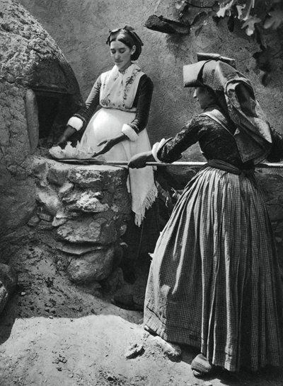 オーブンで働く女性、サルデーニャ、イタリア、1937年。 作： Martin Hurlimann