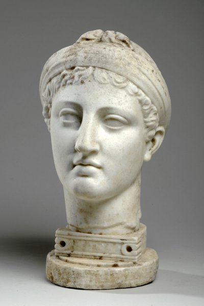 ギリシャの女性の胸像（大理石）（876113も参照） 作： Mary Thornycroft
