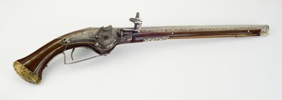 ホイールロックホルスターピストルのペアの1つ、c.1650（鋼、蛇木、骨または角、金箔の真ちゅうと鉄） 作： Master H. W.