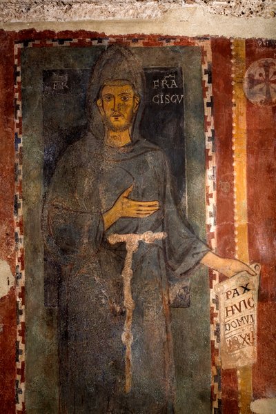アッシジの聖フランソワ（1181-1226）の表現 この作品は、聖人が生きている間に処刑された最初の表現であることは間違いなく、汚名もアウレオールもなく表現されています。聖フランソワは紙を持ち、ラテン語で「Pax huic Domui」（平和）と書かれています。 作： Master of Saint Francis of Assisi