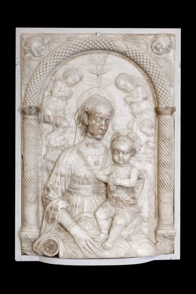 幼子と天使の聖母 1460年頃（大理石） 作： Master of the Marble Madonnas