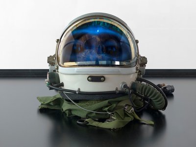 アルファオメガ、2016年（ガラス、LCDスクリーン、メディアプレーヤー、レプリカ頭蓋骨、宇宙ヘルメット、木製） 作： マット・コリショー