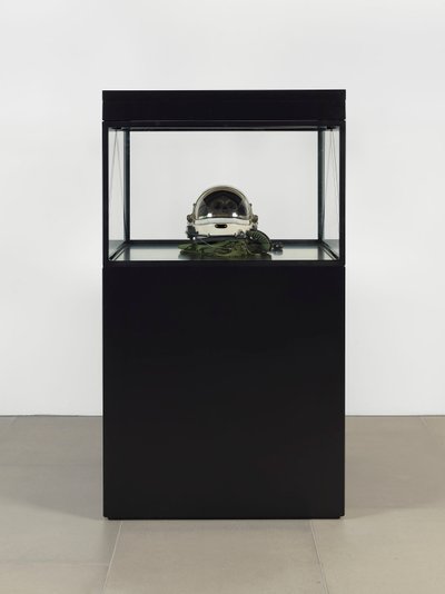 アルファオメガ、2016年（ガラス、LCDスクリーン、メディアプレーヤー、レプリカ頭蓋骨、宇宙ヘルメット、木製） 作： マット・コリショー