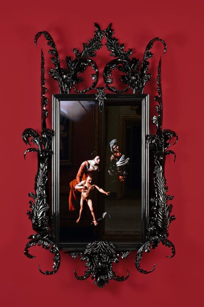 Black Mirror, Leo Minor, 2014（黒いムラーノガラス、監視ミラー、スチール、木、ラッカー、LCDスクリーン、ハードドライブ） 作： Mat Collishaw