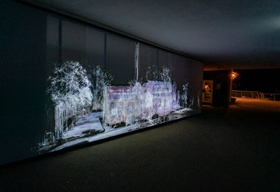 エコロケーション、2021年（ポリプロピレン・メッシュに3チャンネルのビデオ投影） 作： Mat Collishaw