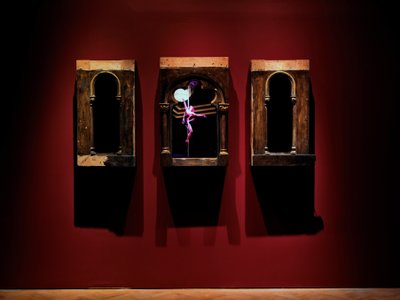 フォー・ユア・アイズ・オンリー、2010年（木、スチール、監視ミラー、LCDスクリーン、ハードドライブ） 作： Mat Collishaw