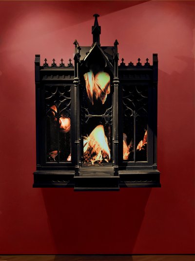 パフォーマンス、2010年（木、スチール、監視ミラー、LCDスクリーン、ハードドライブ） 作： Mat Collishaw