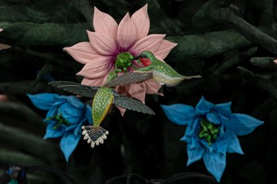 The Centrifugal Soul》2016年（アクリル、アルミニウム、スチール、LEDライト、モーター、電子回路、樹脂、塗料） 作： マット・コリショー