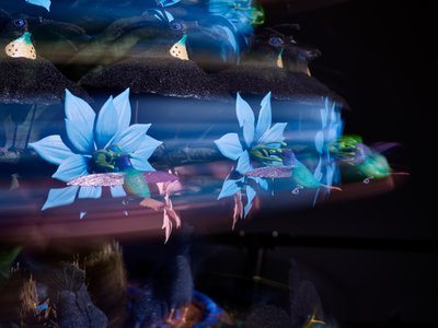 The Centrifugal Soul》2016年（アクリル、アルミニウム、スチール、LEDライト、モーター、電子回路、樹脂、塗料） 作： マット・コリショー