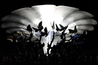地上の喜びの庭, 2009 (スチール、アルミニウム、石膏、樹脂、LEDライト、モーター) 作： マット・コリショー
