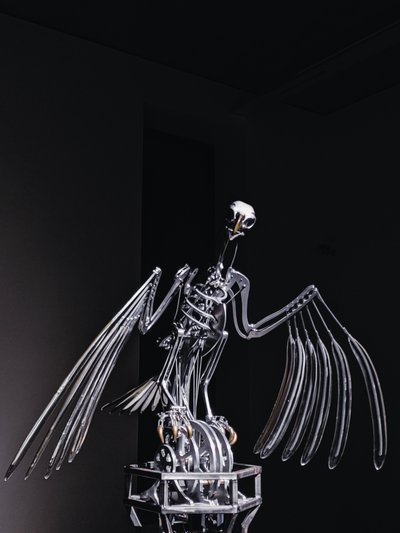 ナーヴラック、2019年（アセタール、アクリル、アルミニウム、真鍮、電気回路、塗装、PVC、樹脂、サーボモーター、スチール） 作： マット・コリショー