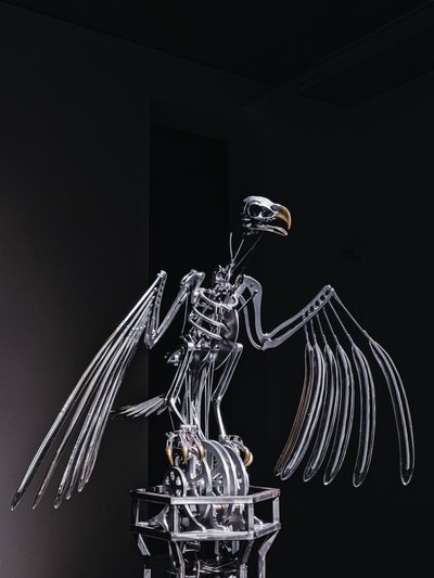 ナーヴラック、2019年（アセタール、アクリル、アルミニウム、真鍮、電気回路、塗装、PVC、樹脂、サーボモーター、スチール） 作： Mat Collishaw