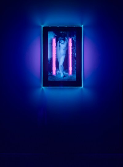 Ultraviolet Angel, 2008 （プレキシガラスの箱に紫外線インク、紫外線ネオン2灯） 作： Mat Collishaw