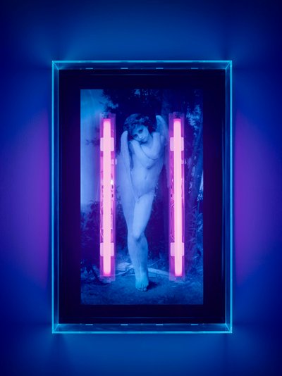 Ultraviolet Angel, 2008 （プレキシガラスの箱に紫外線インク、紫外線ネオン2灯） 作： Mat Collishaw