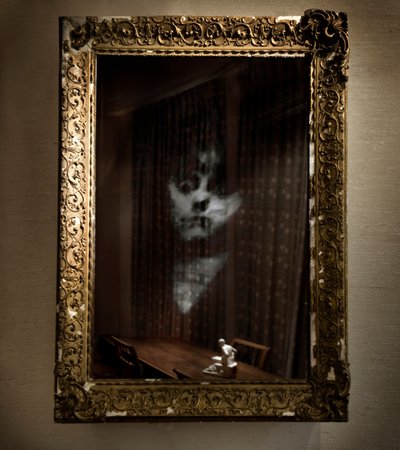 Women Under the Influence, 2009 (アンティークフレーム、二面鏡、木、スチール、LCDスクリーン、ハードドライブ) 作： Mat Collishaw