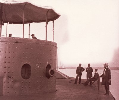 USSモニターの甲板に立つ乗組員、1862年頃（セピア色のプリント 作： Mathew Brady