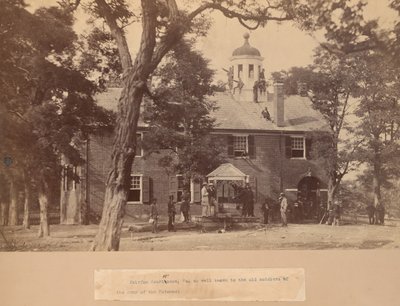 バージニア州フェアファックス・コート・ハウス、正面と屋根の上にいる北軍兵士たち、1863年 作： Mathew Brady