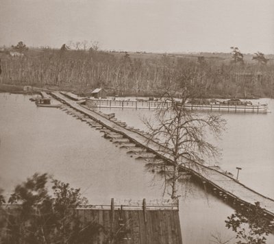 アポマトックス川に架かる連邦軍のポンツーン・ブリッジ（モノクロ写真 作： Mathew Brady