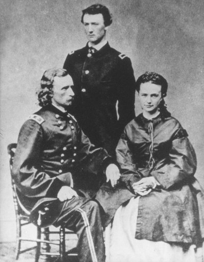 ジョージ・A・カスター将軍（1839-76）と妻のエリザベス、弟のトム（モノクロ写真 作： Mathew Brady