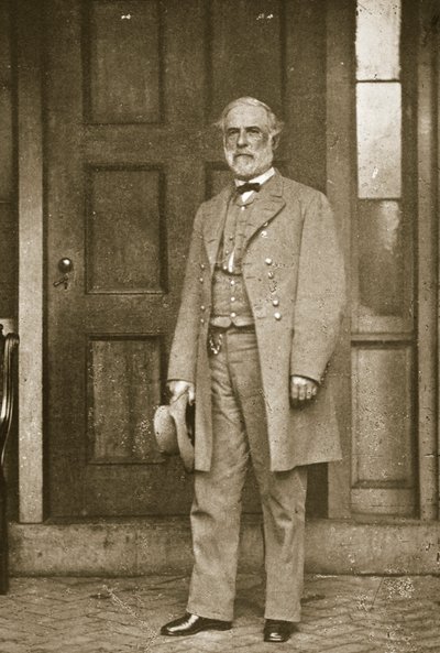 1865年4月、リッチモンドの家の外に立っているロバートE.リー将軍 作： Mathew B. Brady