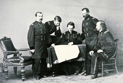 シェリダン将軍（1831-88）とジョージ・カスター（1839-76）らスタッフとの会見（モノクロ写真） 作： Mathew Brady