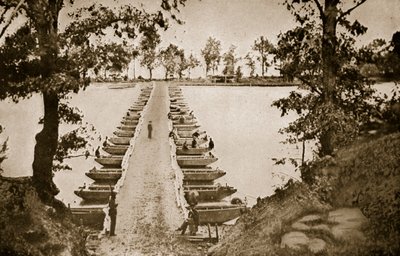 ジェームズのディープボトムにあるポンツーンブリッジ、1861-65 作： Mathew B. Brady