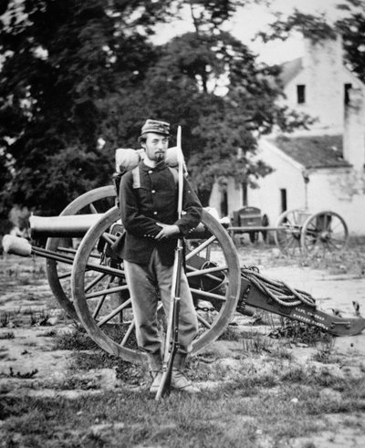 北軍のD.W.C.アーノルド一等兵、バージニア州ハーパーズフェリー付近で撮影 作： Mathew Brady