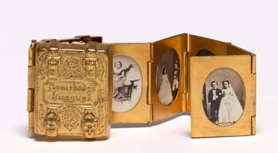 トム・サムとラビニア・ウォーレンのラゲッジ・ミニチュア・ウェディングアルバムc。 1863年。 作： Mathew B. Brady