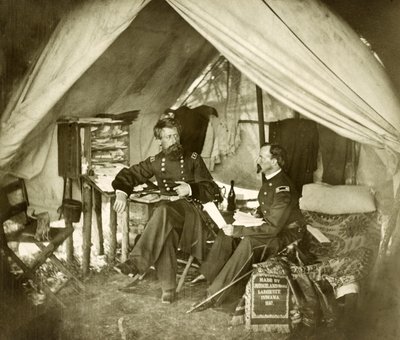 ジェファーソン・C・デイビス将軍とテントに座る将校（1861年頃）（写真 作： Mathew and studio Brady