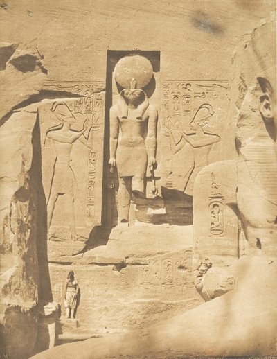 アブーセンビルの大スペオスの入り口の装飾 神フレが供物を受け取っている（1850年3月 作： Maxime Du Camp