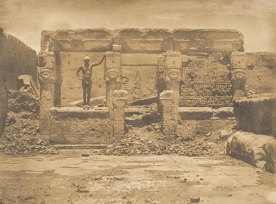 デンデラ・テンティリスの大神殿のテラスにあるアトールのハイピーター、1849-50年。 作： Maxime Du Camp