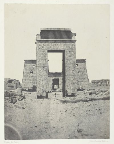 カルナック、コンの神殿のプロパイロン、テーベ、184951年、1852年印刷。 作： Maxime Du Camp