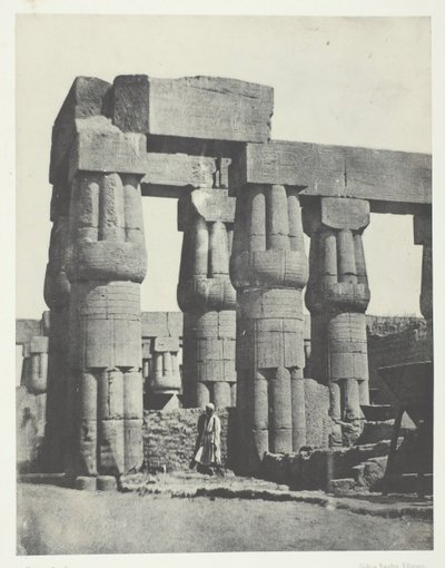 ルクソール、宮殿内の円柱群、テーベ、184951年、1852年印刷。 作： Maxime Du Camp
