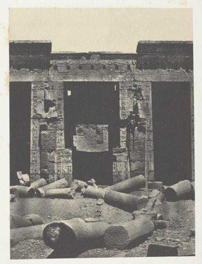 Medinet-Habou、Ramses-Méiamoun の宮殿のペリスタイルの東部。 テーベ 作： Maxime Du Camp