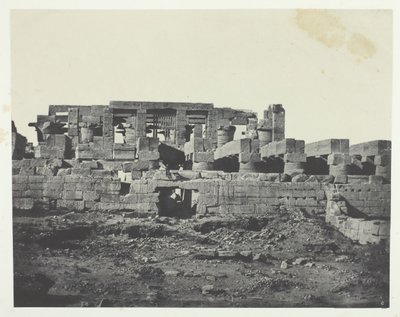 カルナック宮殿、ハイポスタイル ホールの南入口、テーベ、184951 年、1852 年に印刷。 作： Maxime Du Camp