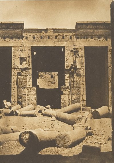 メディネトハブ・テーベのラメセス・メイヤムン宮殿の中庭の柱（1849-50年）。 作： Maxime Du Camp