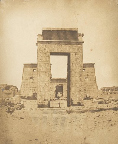 1849-50年、テーベのカルナックにあるコンズ神殿のプロパイロン。 作： Maxime Du Camp