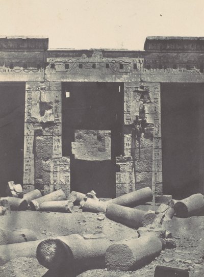 テーベ。Medinet-Habuです。ラムセス=メアムン宮殿のペリスタイルの東側部分、1850年。 作： Maxime Du Camp