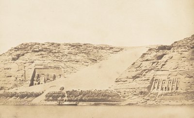 1850 年 3 月 29 日、島から撮影された、Abousemblil の Phré と Athor の Speos の概観。 作： Maxime Du Camp