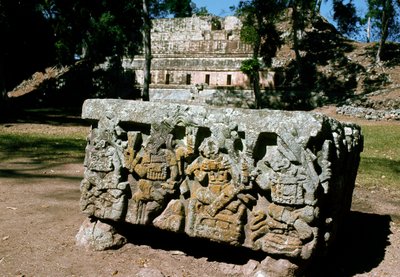 旭日旗の王の戴冠式が描かれた祭壇Q、西暦776年 作： Mayan
