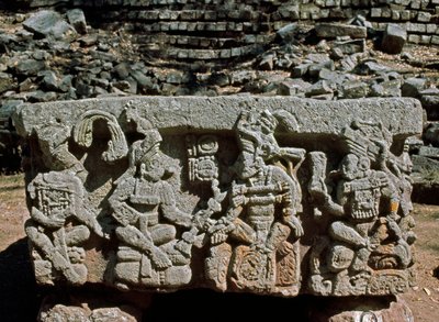 旭日旗の王の戴冠式が描かれた祭壇Q、西暦776年 作： Mayan