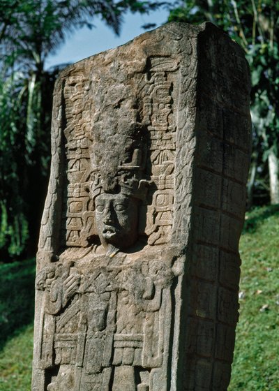大広場のステイルの詳細 作： Mayan