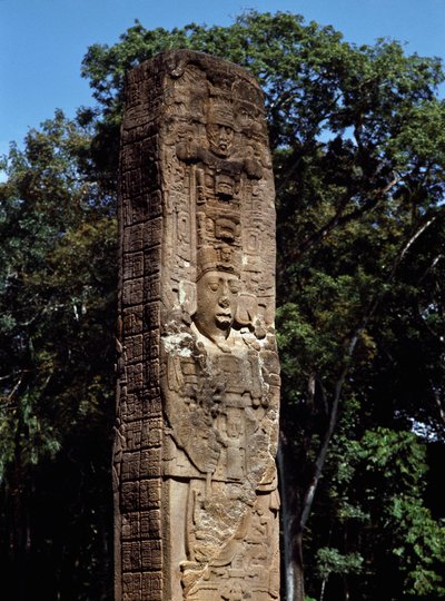 大広場に設置されたEステイルの詳細 作： Mayan