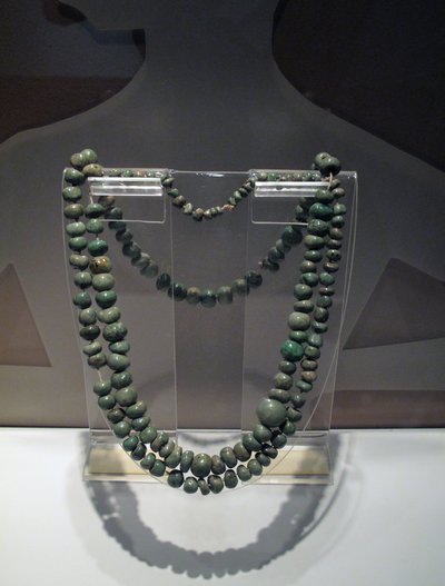 翡翠製首輪 古典時代後期 600～900年（翡翠 作： Mayan