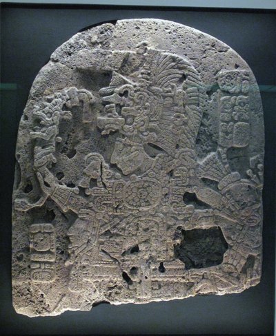 定規のあるパネルの断片、ペテン地域、古典時代後期、西暦600〜900年 作： Mayan