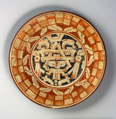 プレート、c.600-800（白いスリップペイントに赤、オレンジ、黒のセラミック） 作： Mayan