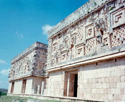 プレコロムビア文明：プウク様式の古代マヤの首都ウクスマル遺跡の風景。北ユカタン紀元600〜900年：占い師のピラミッド。メキシコ 作： Mayan