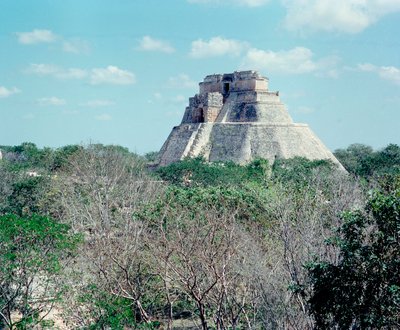 プレコロムビア文明：プウク様式の古代マヤの首都ウクスマル遺跡の上部神殿の様子。北ユカタン州、西暦600〜900年。メキシコ 作： Mayan